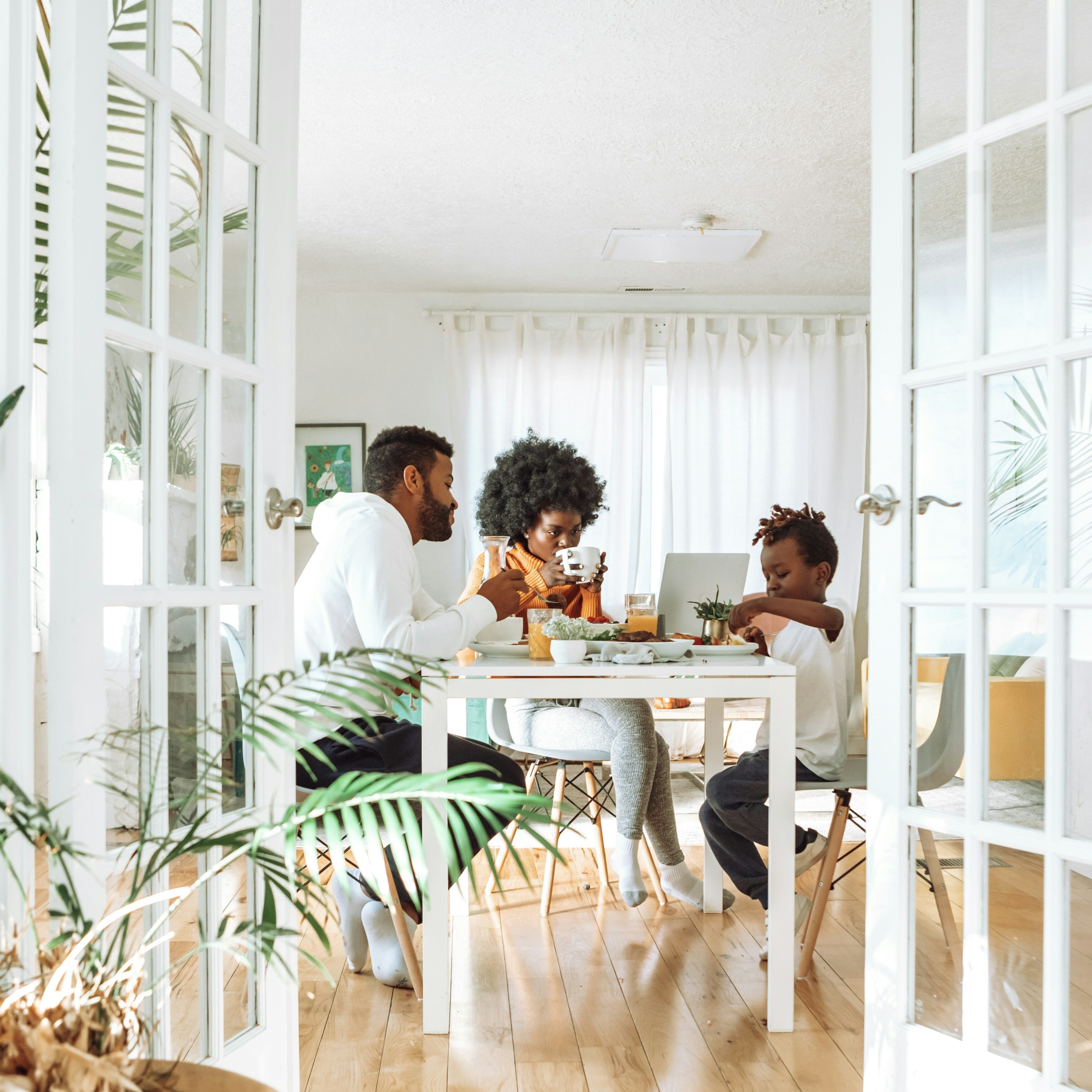 Famille qui déjeune à la maison