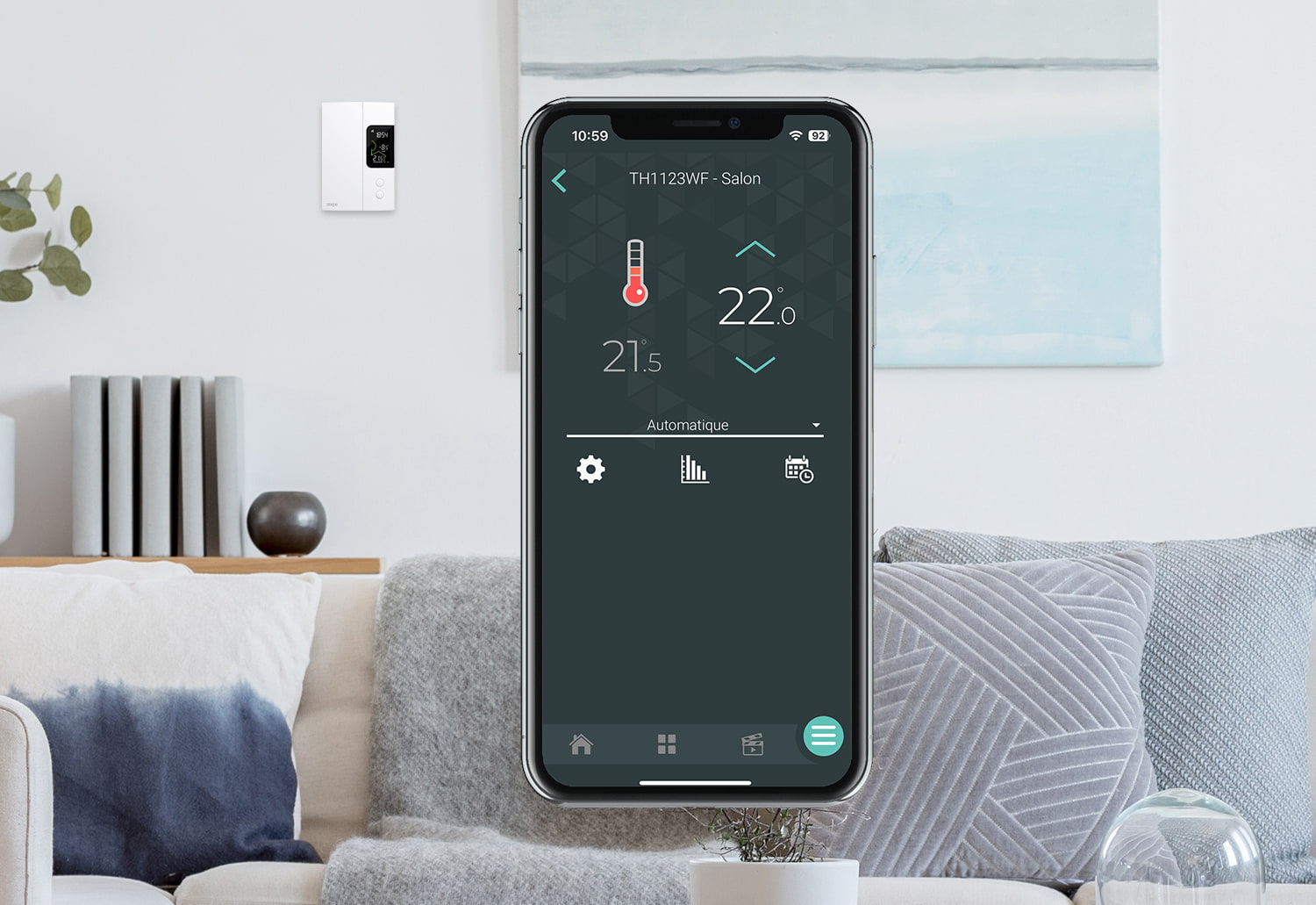 Thermostat au mur dans un salon et vue de l'appareil dans l'appli Neviweb