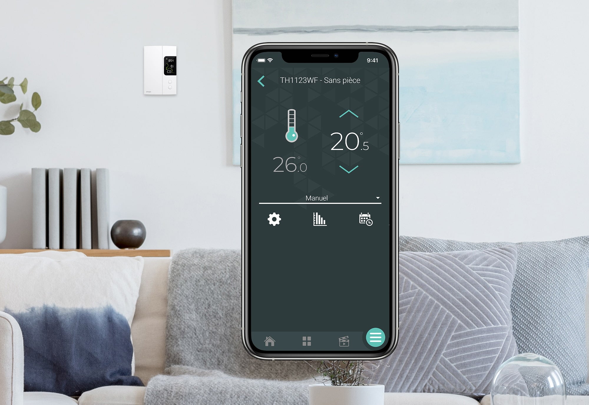 Thermostat de plinthe au mur avec vue du produit dans l'appli Neviweb