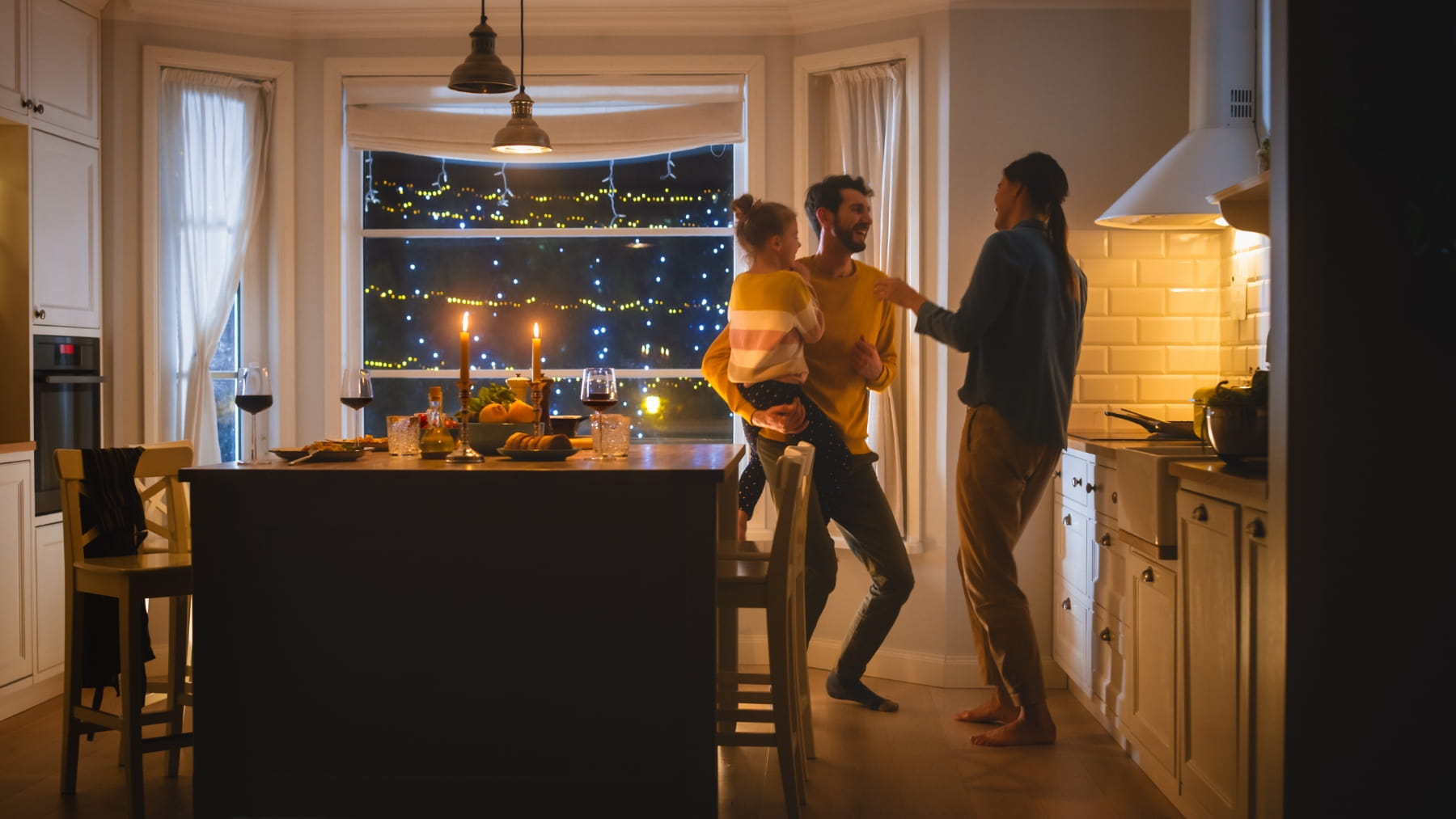 Famille dans leur cuisine en soirée