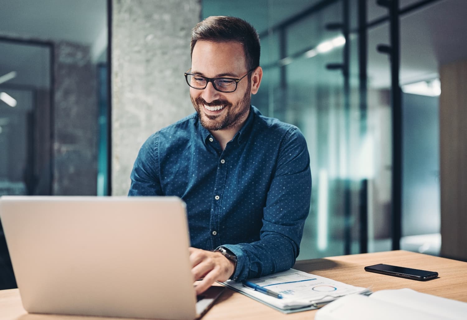 Homme travaillant sur son ordinateur portable