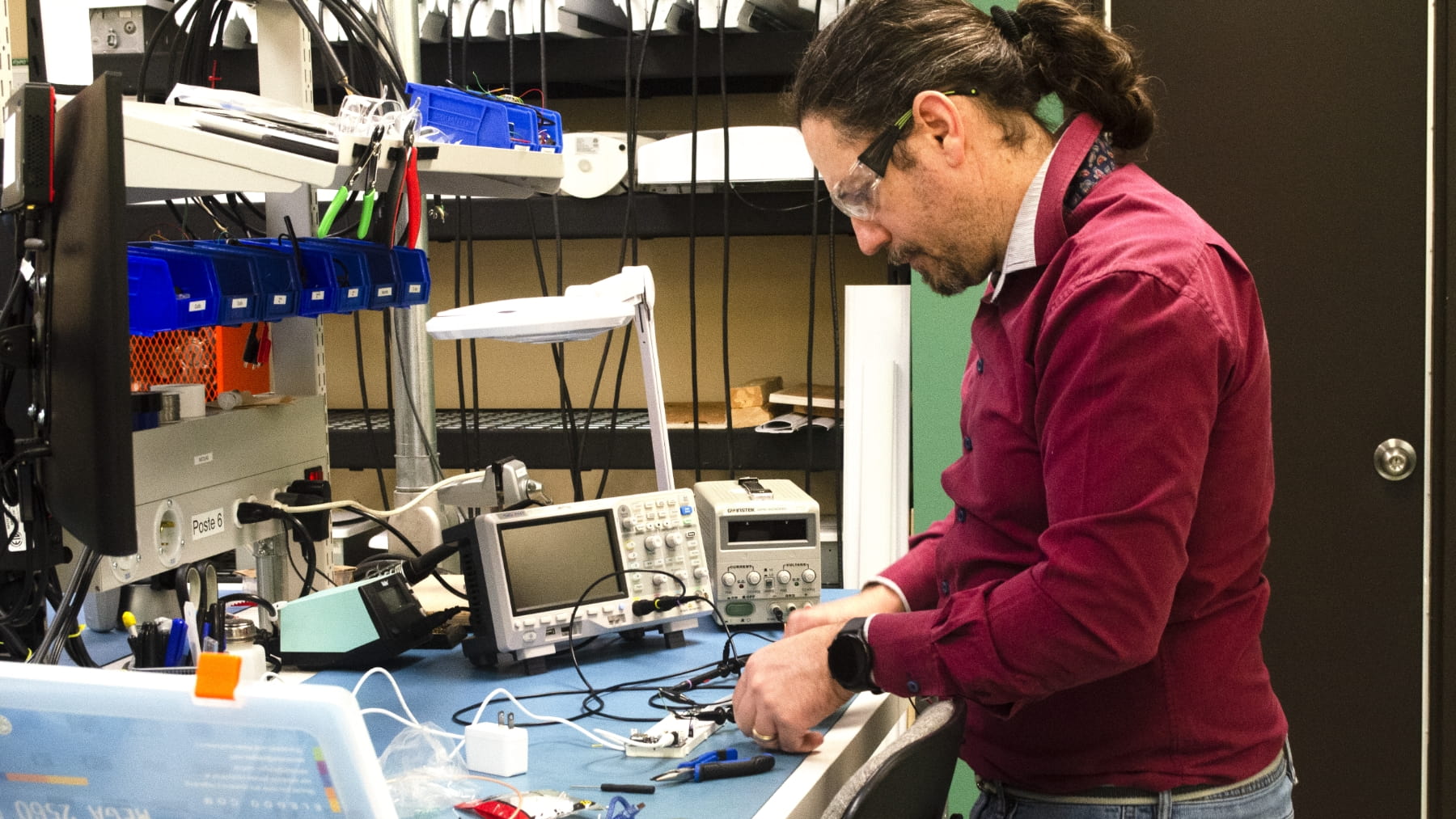 Sinopé employee working on products in the laboratory