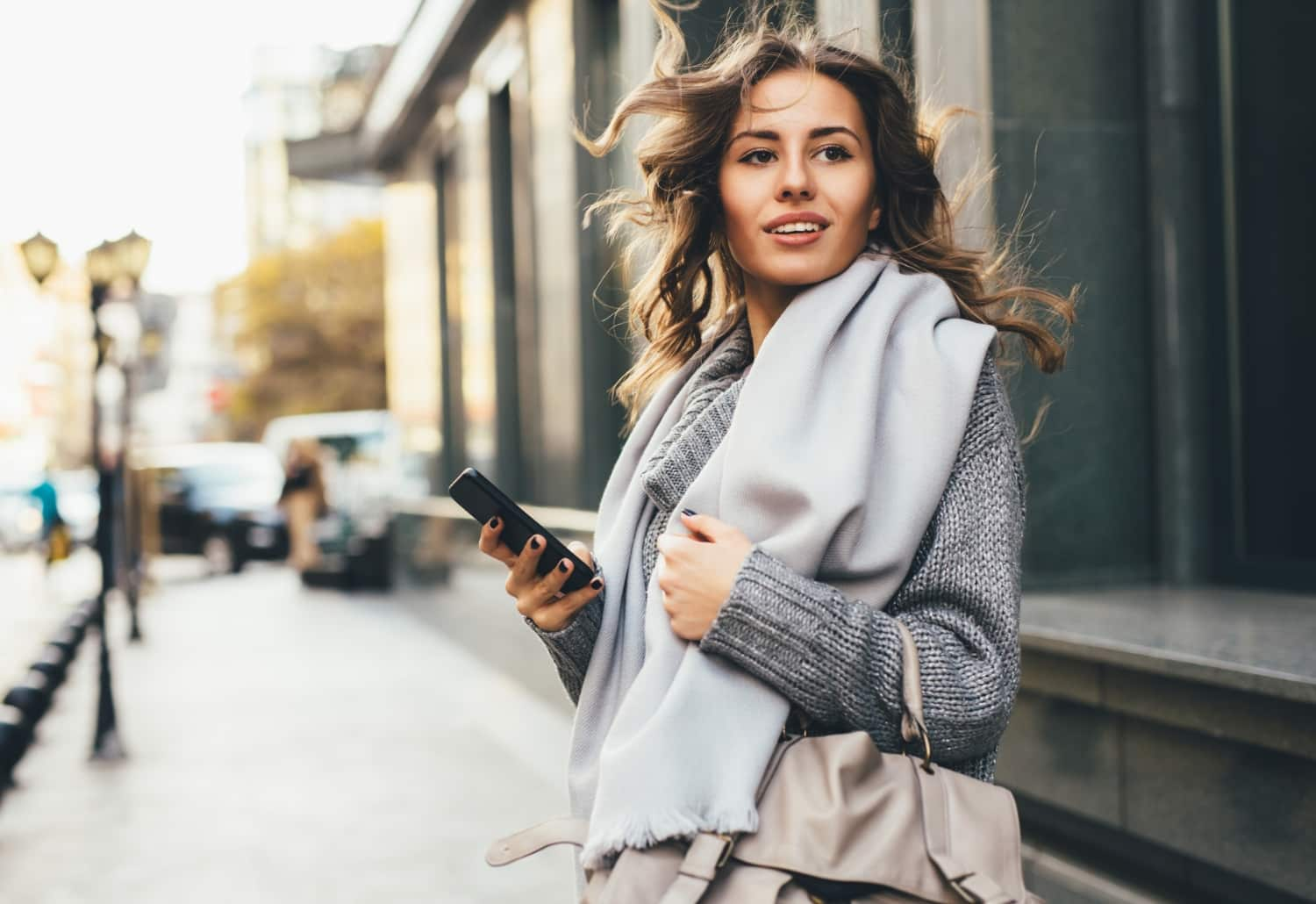 Femme dans la rue qui utilise son cellulaire