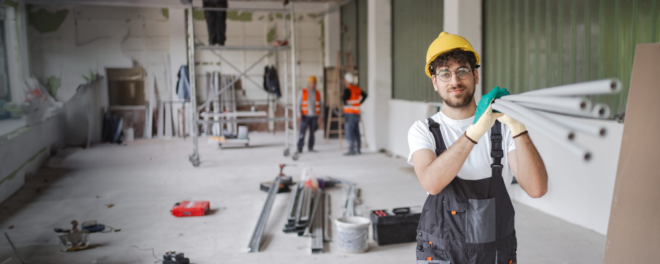 Hommes travaillant dans la construction dans un bâtiment