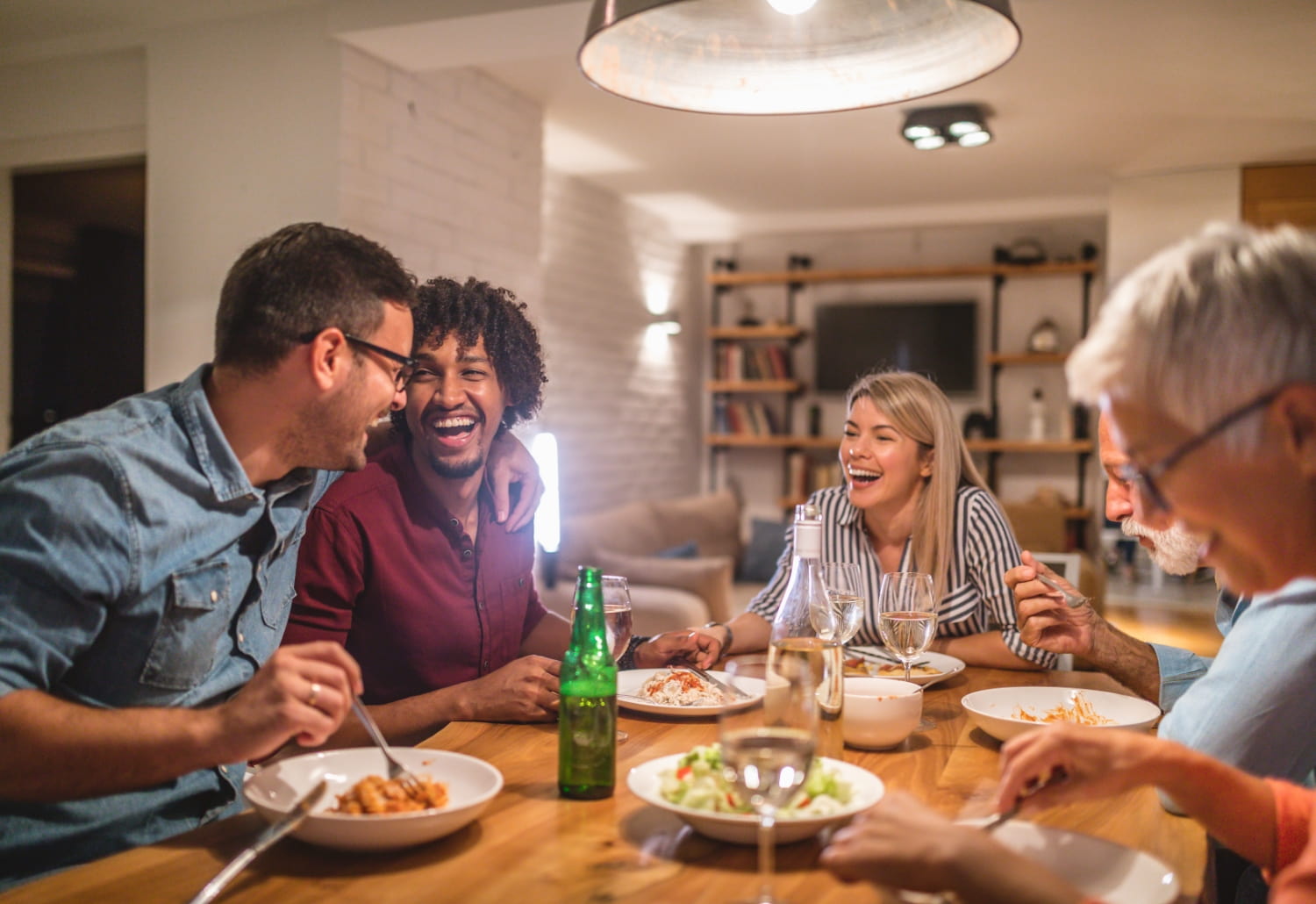 Souper entre amis dans une maison