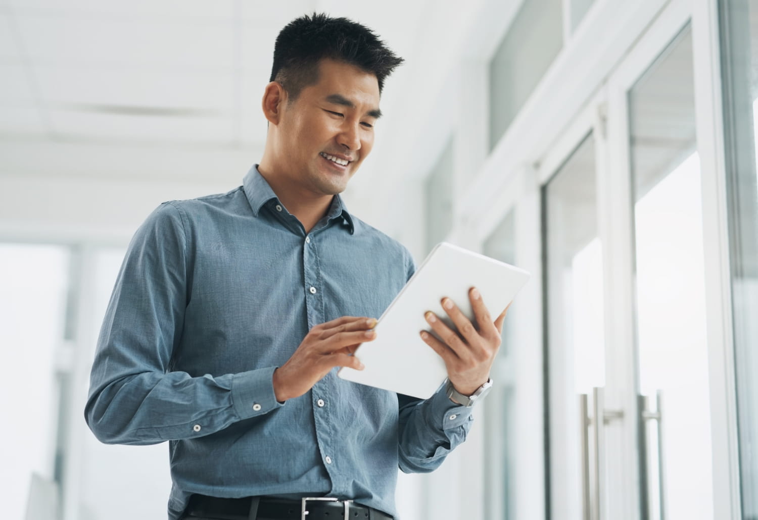 Homme regardant une tablette électronique