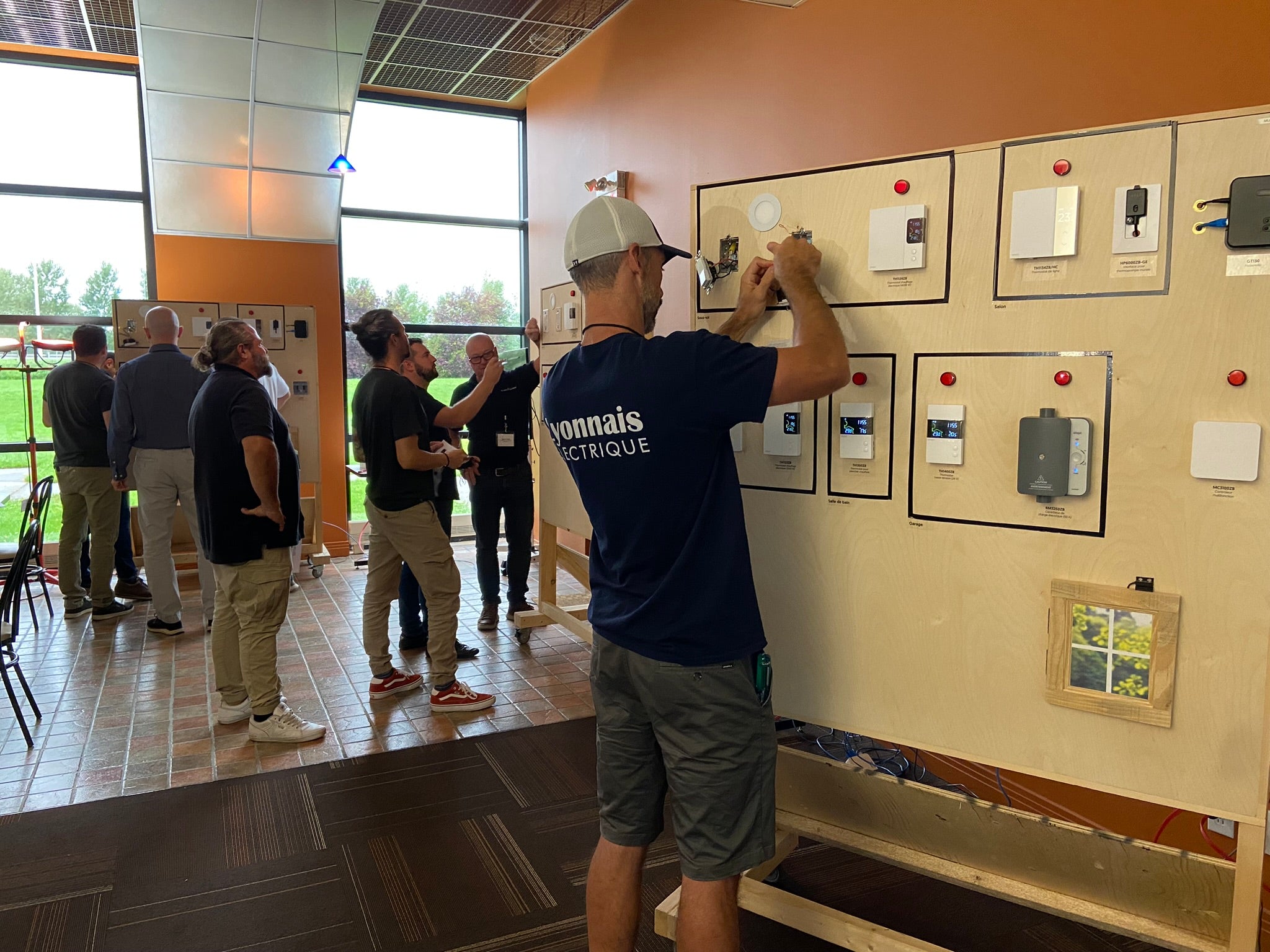 Electricians at a Sinopé Académie workshop