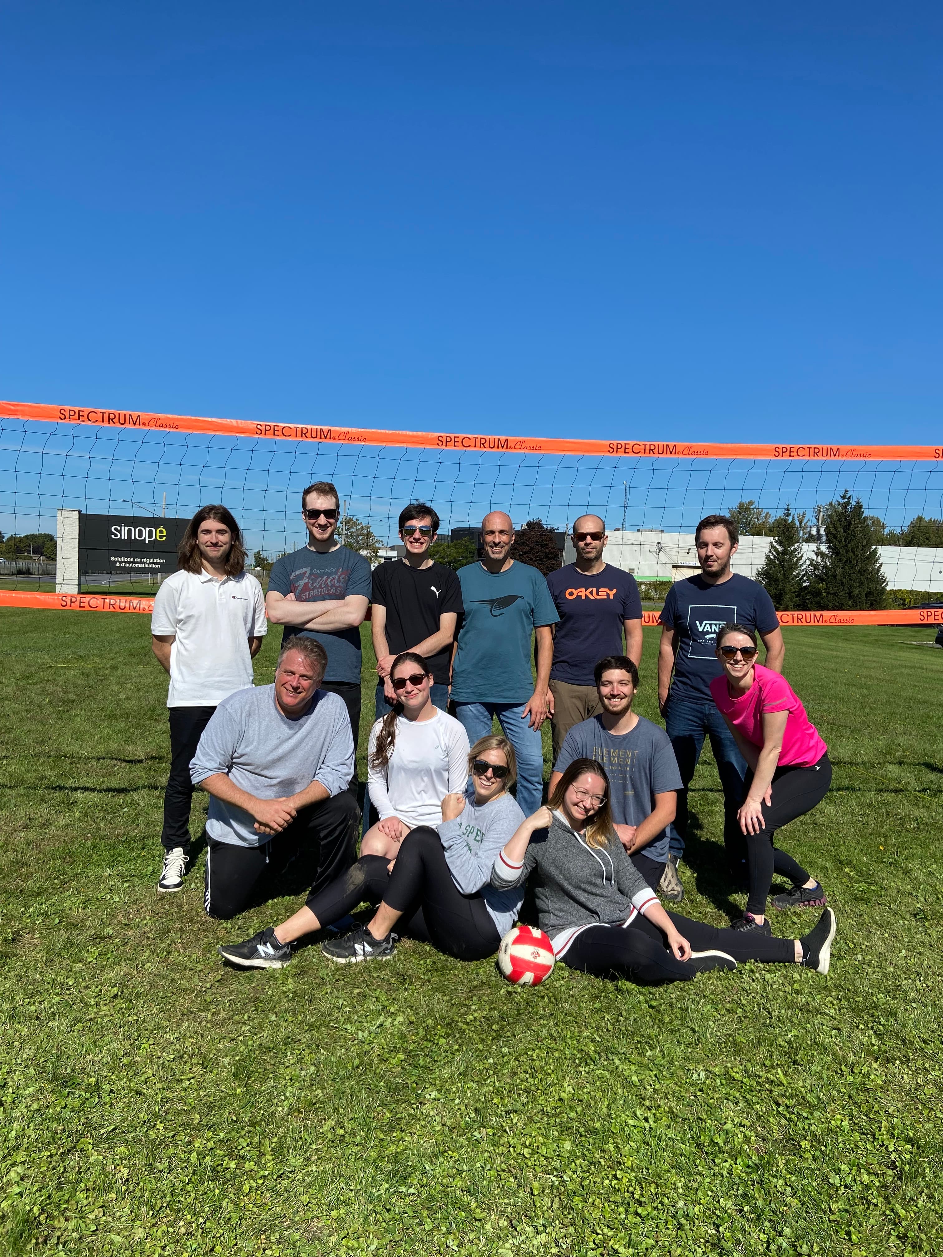 Employés de Sinopé après une partie de volleyball sur les lieux de travail