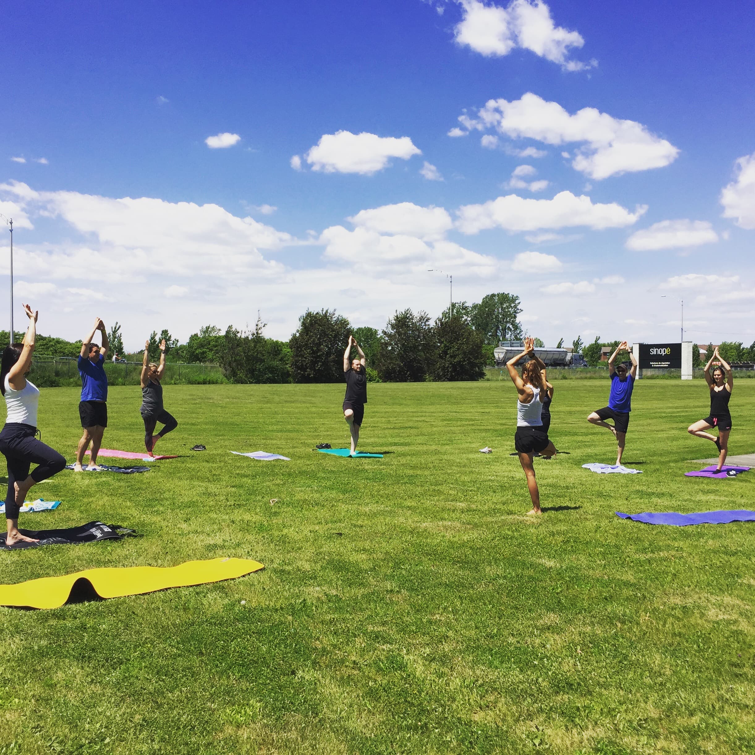 Séance de yoga chez Sinopé à l'extérieur