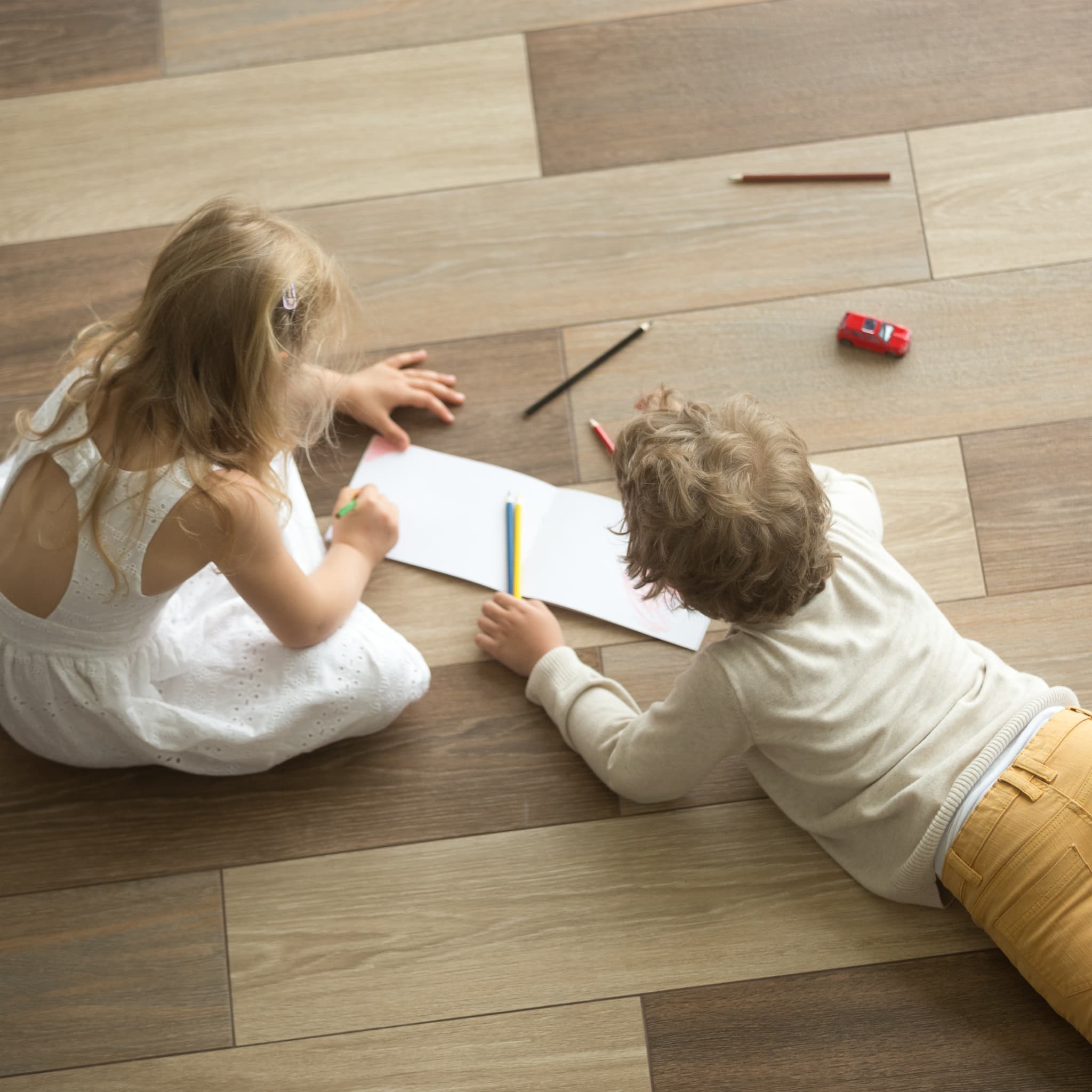 Un plancher chauffant avec deux enfants qui jouent au sol