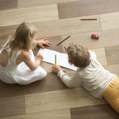 Un plancher chauffant avec deux enfants qui jouent au sol